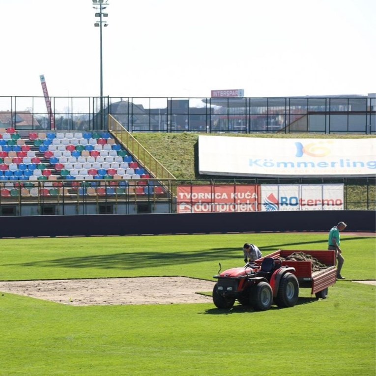 FOTO Gorica sanira travnjak. Uskoro će se moći zaigrati na njemu