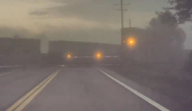 VIDEO Vozač Tesle objavio jezivu snimku. Auto je vozio sam, za dlaku izbjegao smrt