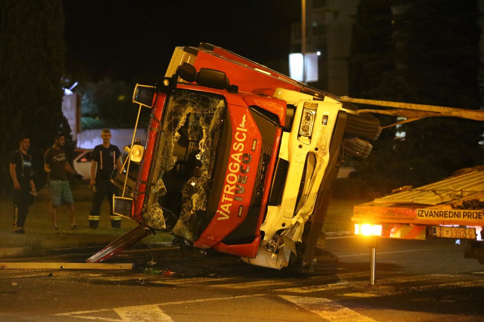 Pijan prošao kroz crveno i ozlijedio trojicu splitskih vatrogasaca