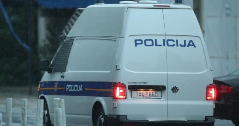 Mladić 76-godišnjaku uzeo 8 tisuća eura i mobitel, u bijegu udario policijski auto