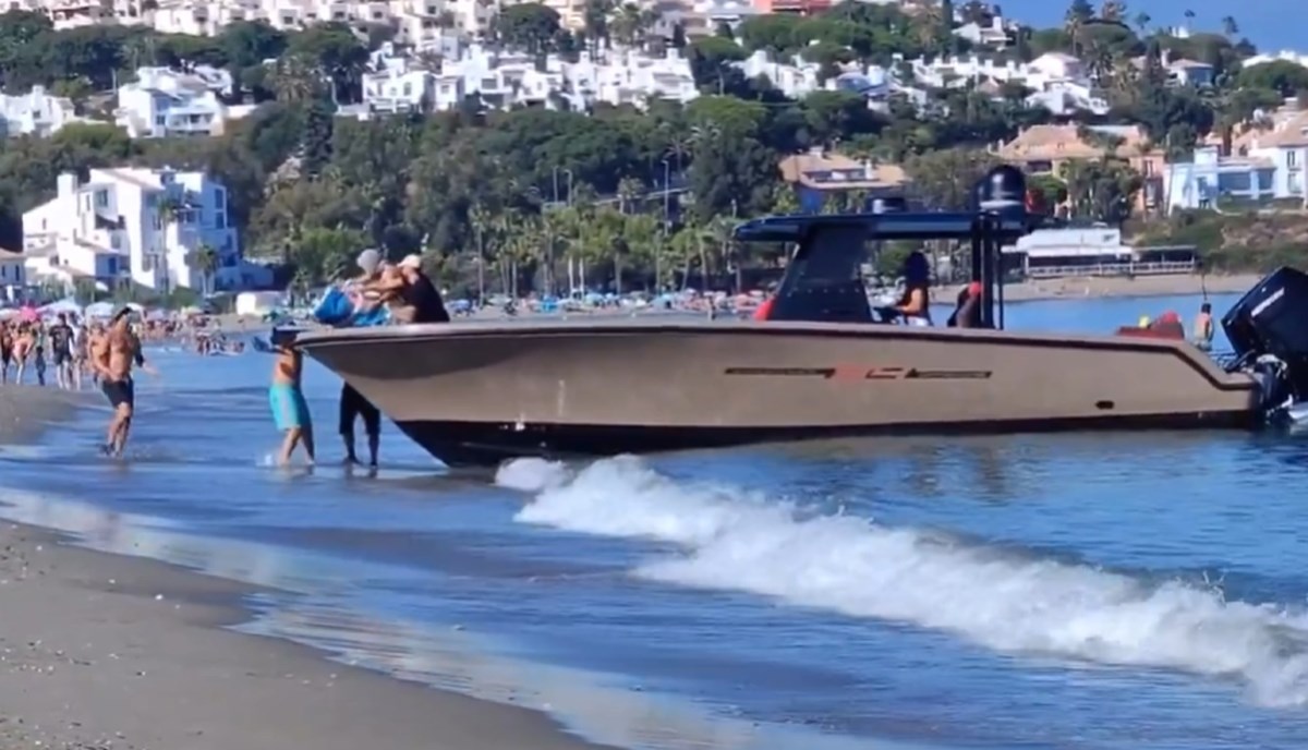 VIDEO Šverceri usred dana iskrcali drogu na plaži punoj turista u Španjolskoj