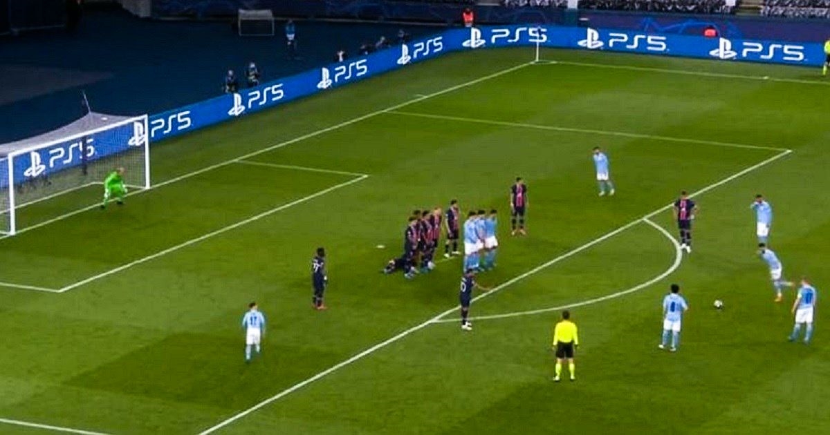 Pogledajte bizarni gol Cityja kroz dva živa zida iz perspektive ležećeg igrača PSG-a
