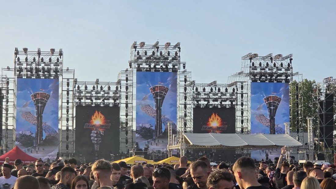 Na ekranima pozornice prije Thompsonova koncerta u Vukovaru prikazan vodotoranj
