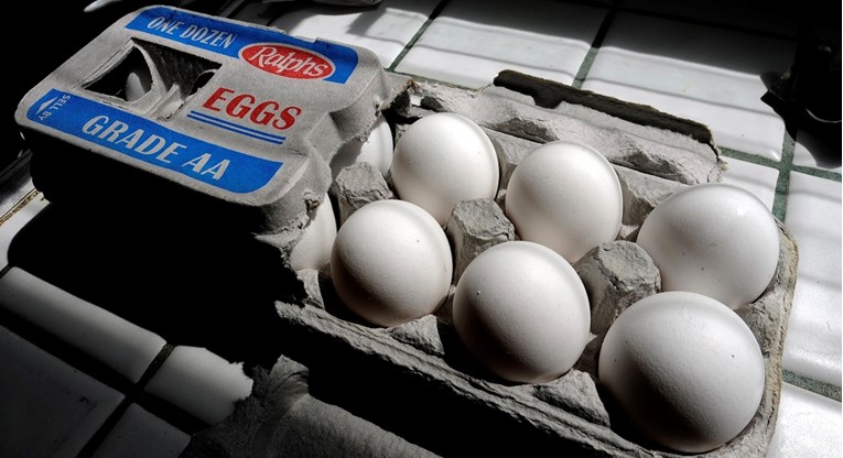 U Britaniji još ograničena prodaja jaja. Lanac supermarketa želi pomoći dobavljačima