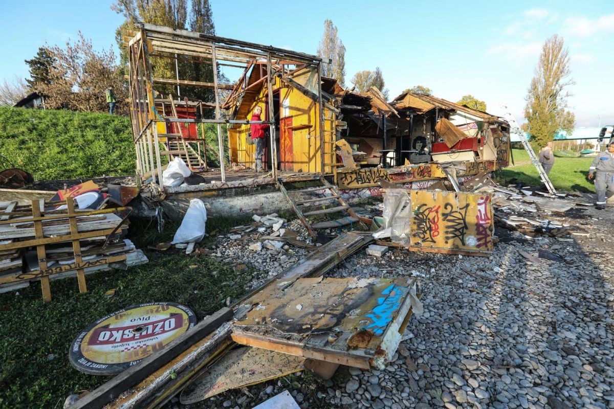 FOTO Ozbiljno su se primili rušenja: Evo što je na kraju dana ostalo od Sidra