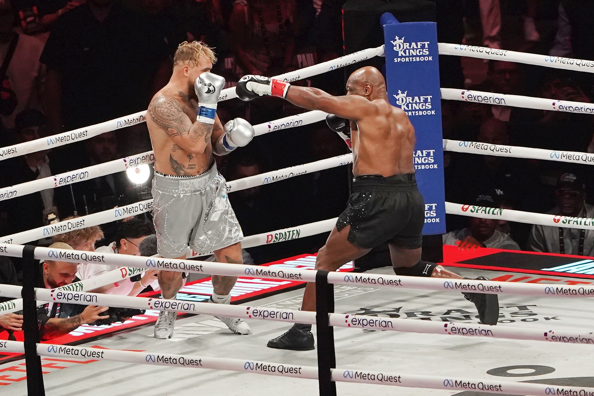 Dijamanti, srebro... Jake Paul se protiv Tysona borio u odjeći od milijun dolara