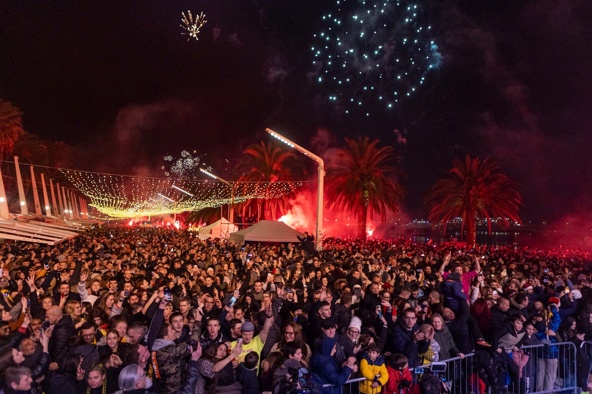 FOTO Splićani uz Dubiozu kolektiv i vatromet dočekali 2025. godinu na prepunoj Rivi