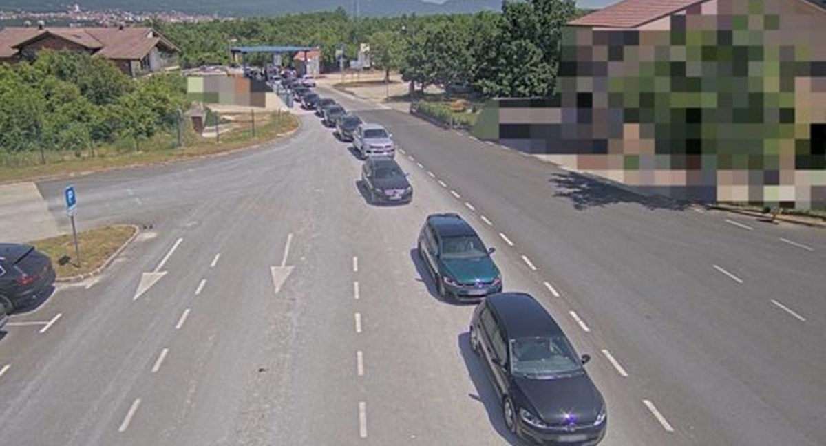 Ogromne kolone na granici Hrvatske s BiH