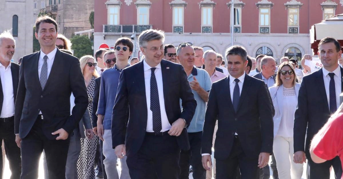 VIDEO Plenković s Vicom i Đogašem prošetao rivom. Vikali mu "Plenki, Plenki!"