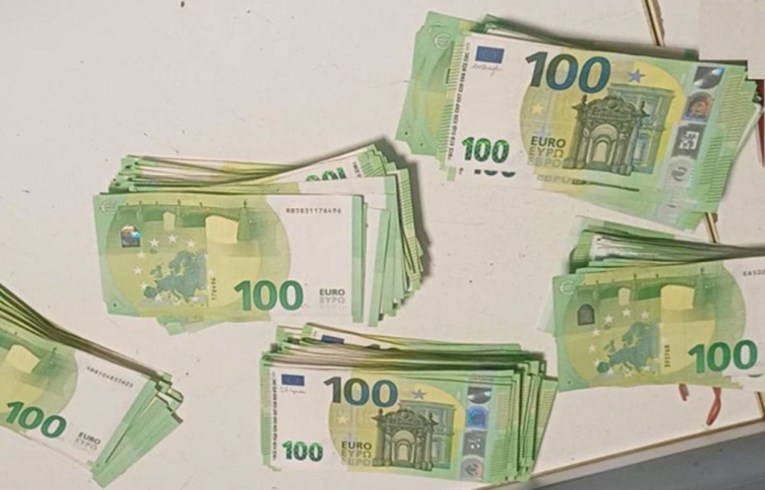 Hrvat na graničnom prijelazu Ilok u prtljažniku skrivao 46.650€ u gotovini