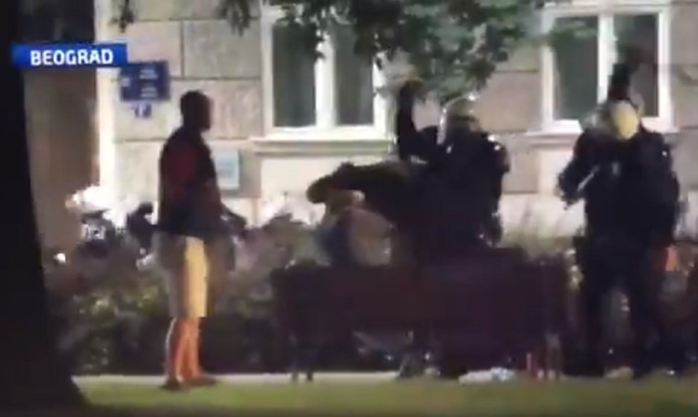 VIDEO Policija pendrecima mlati mladiće koji mirno sjede na klupi u Beogradu