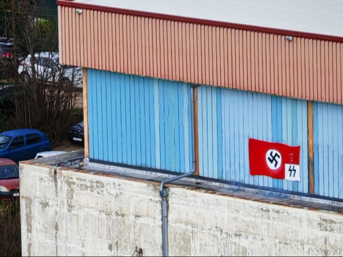 FOTO Na dvorani u Rijeci osvanuli nacistički simboli