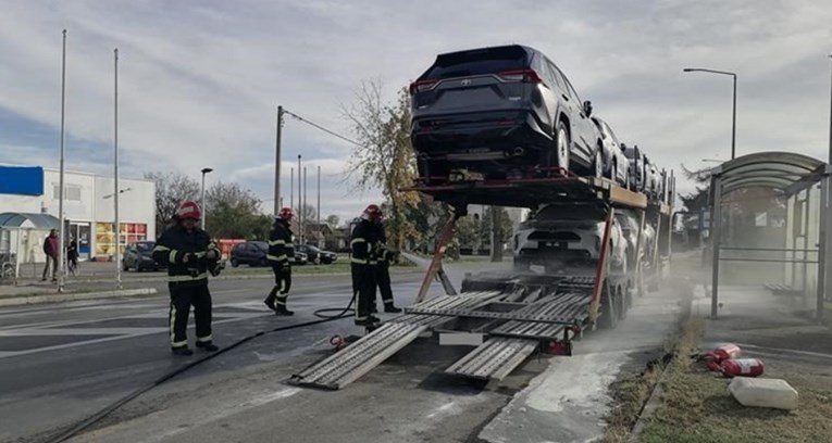FOTO Buknuo požar na kamionu koji je prevozio aute u Tovarniku. Zahvatio je Toyotu