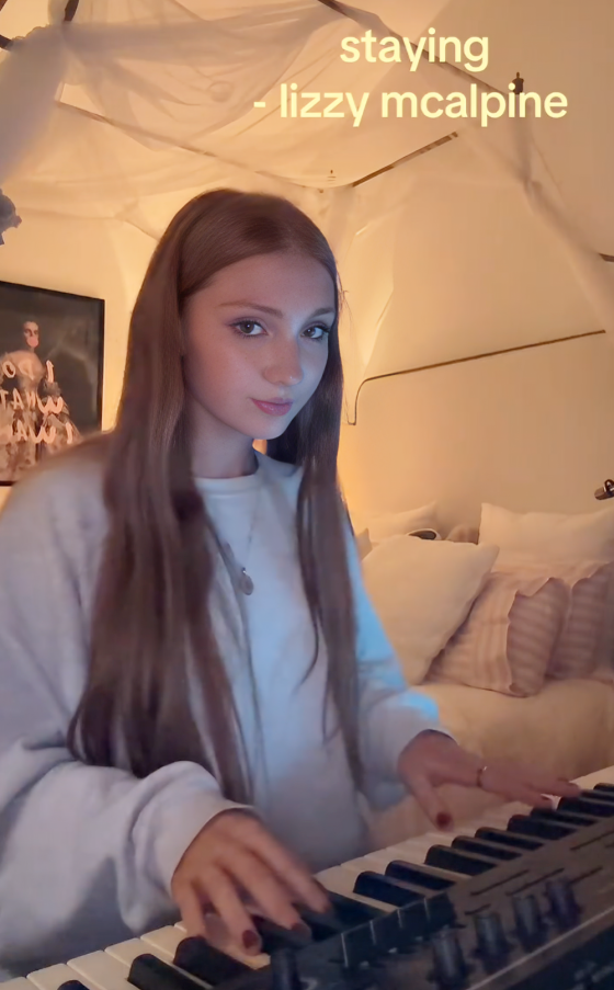 Djevojka (17) oduševljava izvedbama na TikToku, kći je zvijezde boybanda iz 90-ih