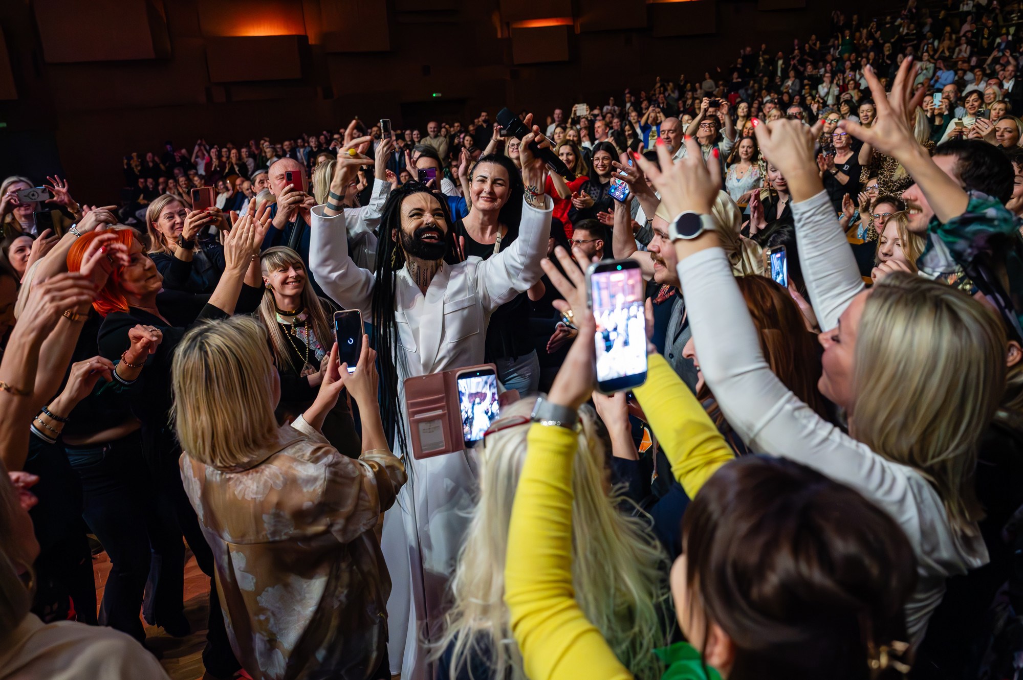 Vrećo u Lisinskom pjevao "Poljubiću đevojku rumenu i plavu". Nema veze s Thompsonom