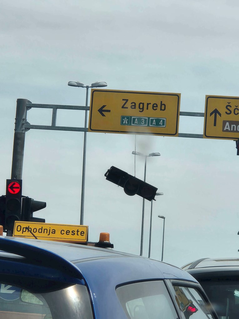 VIDEO Pao semafor u Velikoj Gorici, ostao visjeti