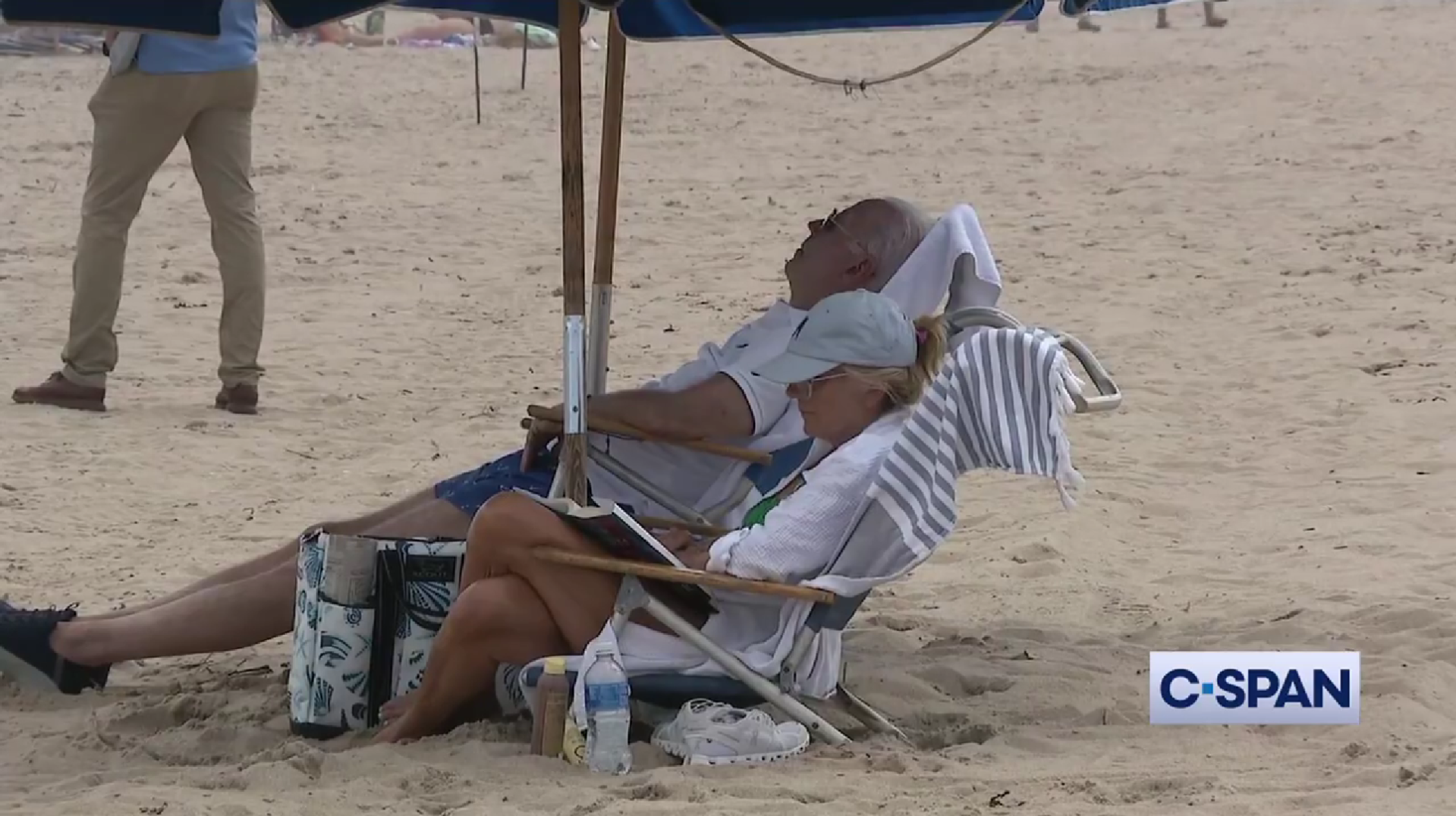 Ovo je Biden na odmoru. Drijema na plaži