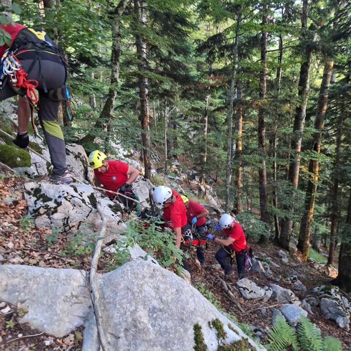 U slijetanju quada u provaliju na Velebitu poginula žena, druga van životne opasnosti