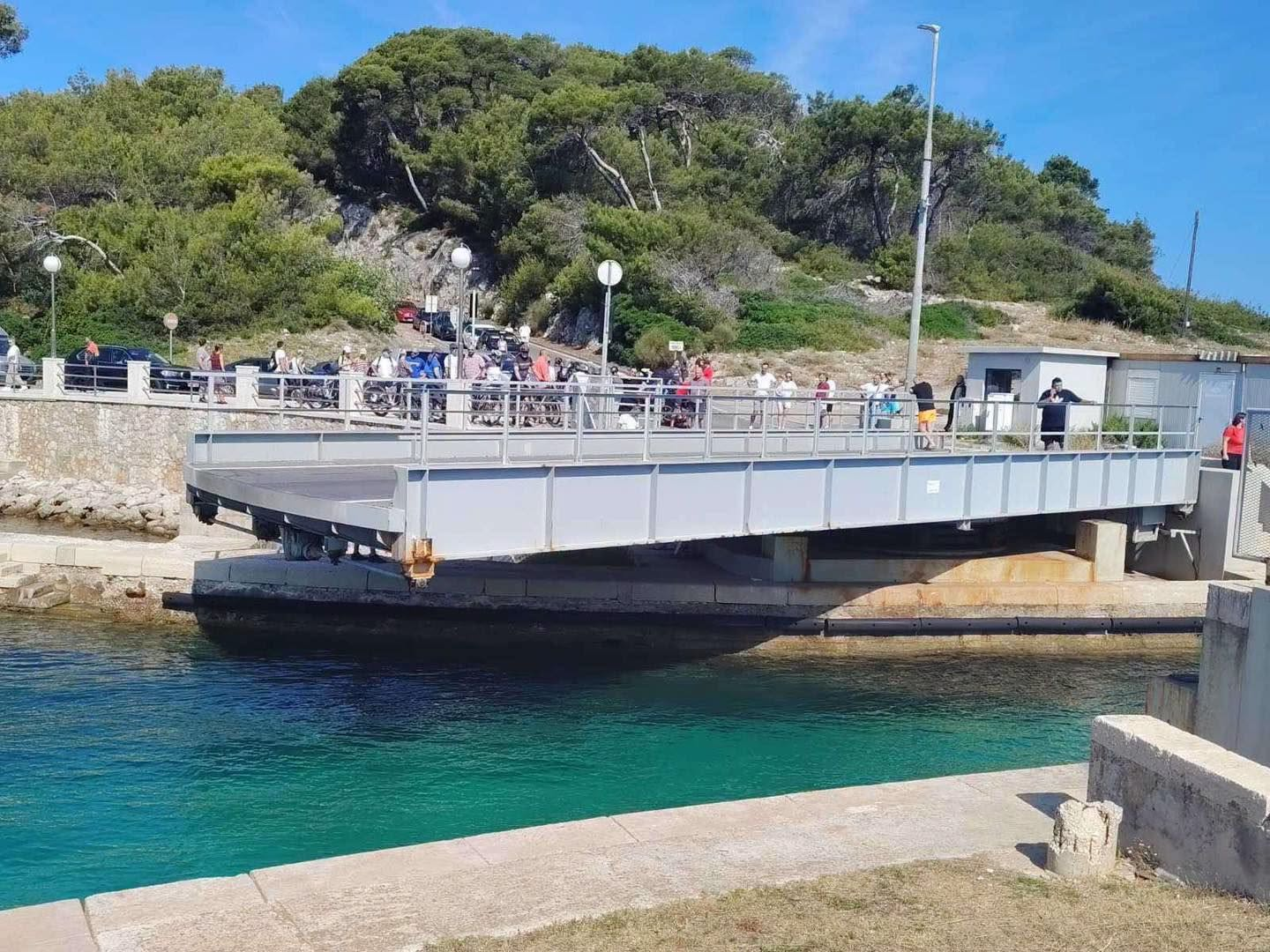 Most Privlaka ostao zaglavljen u otvorenom položaju, velike kolone na Lošinju