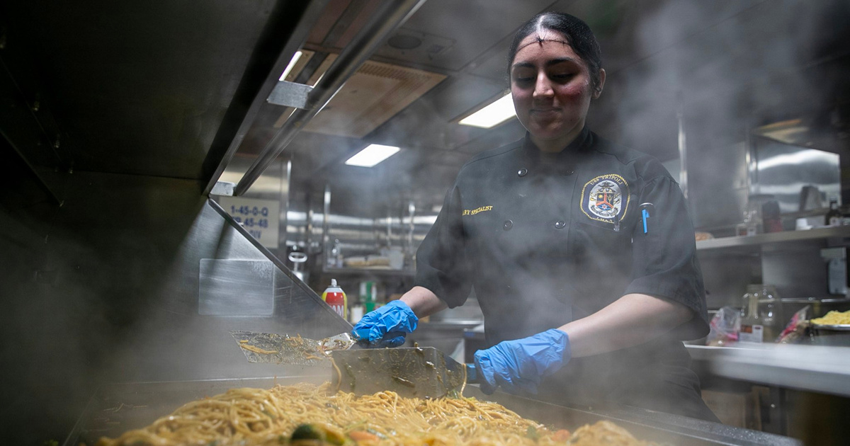 FOTO Američka mornarica fotografijama jela odgovorila na nagađanja o nestašici hrane