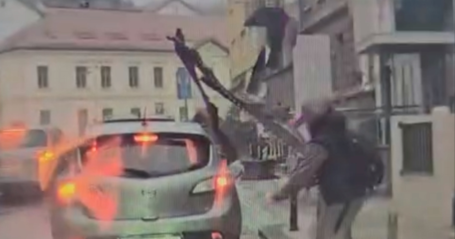 VIDEO Širi se snimka. Dio nadstrešnice u Zagrebu skoro pogodio pješaka