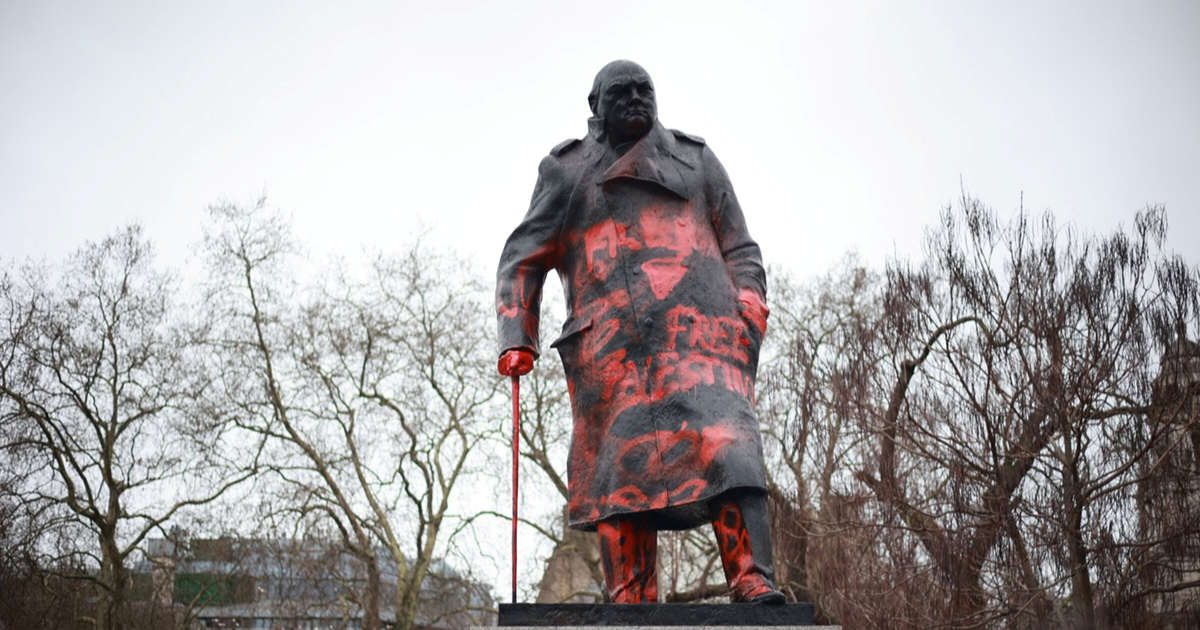 Na kipu Churchilla kod britanskog parlamenta natpis "cionistički ratni zločinac"