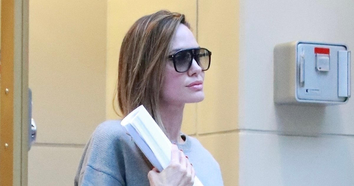 Ležeran stil Angeline Jolie oduševio ljude. Nosite li i vi torbicu ovako?