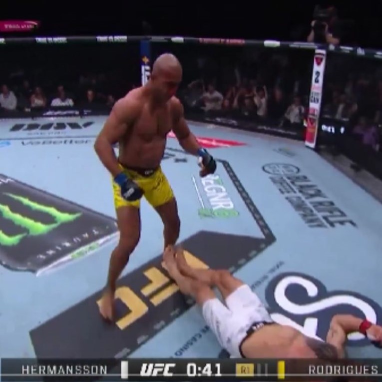 VIDEO Dean je opet meta kritika. Dozvolio je brutalno udaranje onesviještenog borca