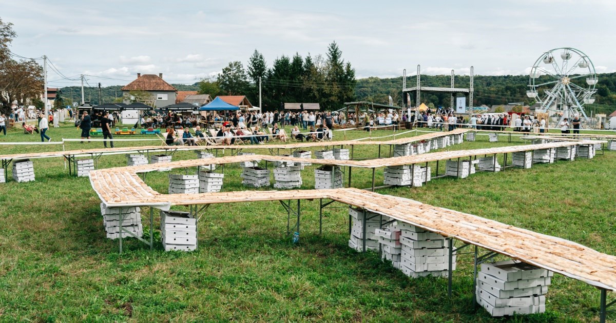 Kod Karlovca oboren Guinnesov rekord: Poredali štrudle u liniju dugu 3 km