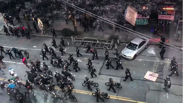 Dramatične snimke: Policija upala u anarhističku zonu u Seattleu