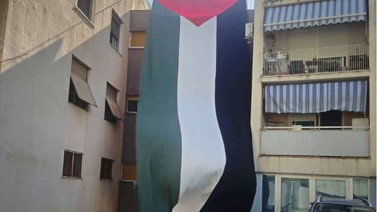 FOTO Netko je u Splitu izvjesio golemu zastavu Palestine