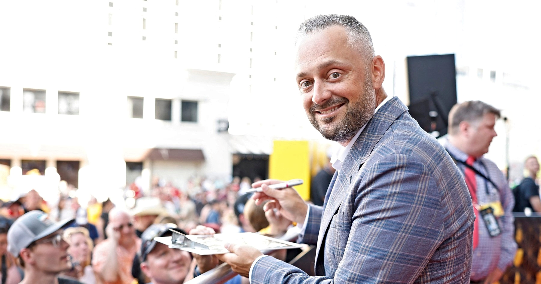 Od anonimnosti do zvijezda: Upoznajte ovogodišnjeg voditelja Emmyja