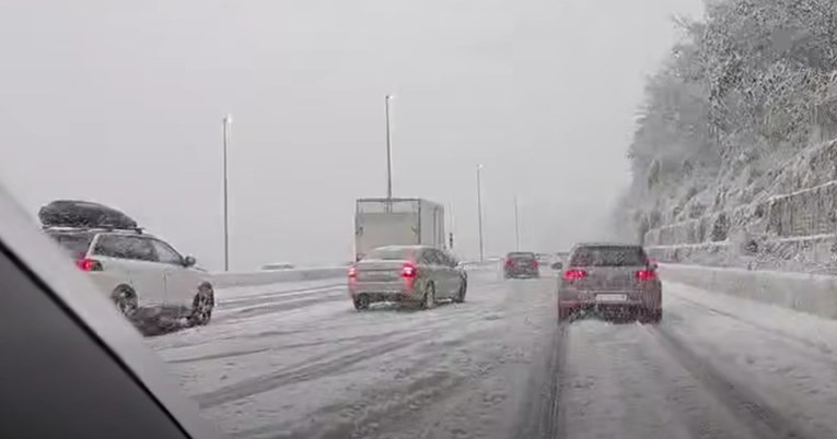 VIDEO Snijeg kod Splita, auti zapeli u prometu. "Okupljanje ljubitelja ljetnih guma"