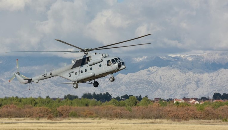 Vojnim helikopterom iz Dubrovnika u Split hitno prevezeno novorođenče u inkubatoru