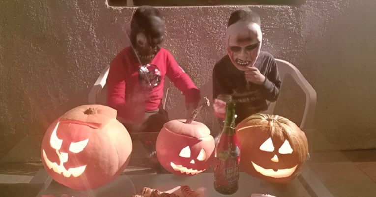 Mamu iz susjedstva izvrijeđali zbog fotografije djece kraj izrezbarenih bundeva