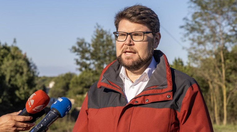 Grbin na sjednici obećao riješiti smrad otpada, Puljani ispred zgrade zviždali