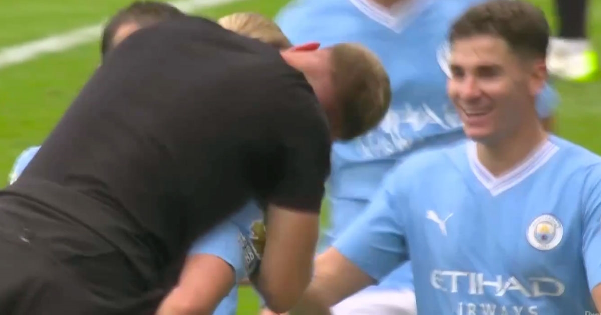 VIDEO Haaland zabio gol, navijač mu skočio na leđa i slavio s njim