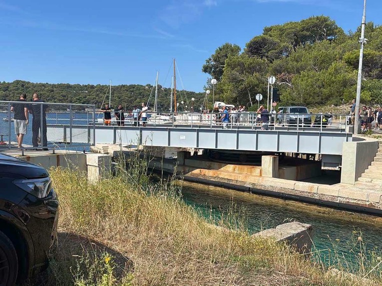 Zaglavio se lošinjski most od milijun eura. Gradonačelnica: Ovo nije samo kvar