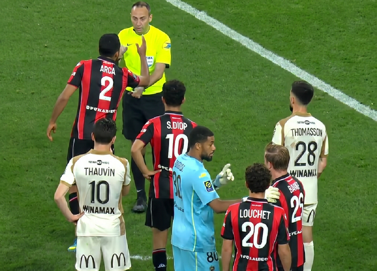 VIDEO Urnebes na važnoj utakmici Ligue 1. Komentatori umirali od smijeha zbog suca