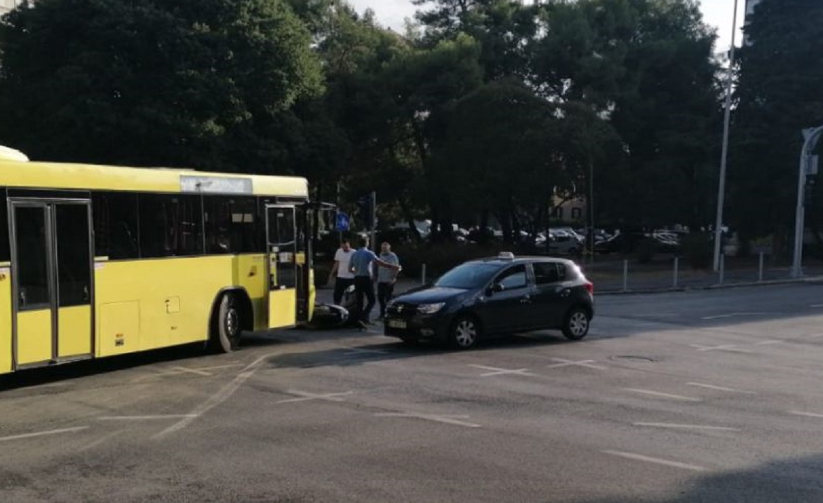 Sudar busa, automobila i motocikla u Splitu