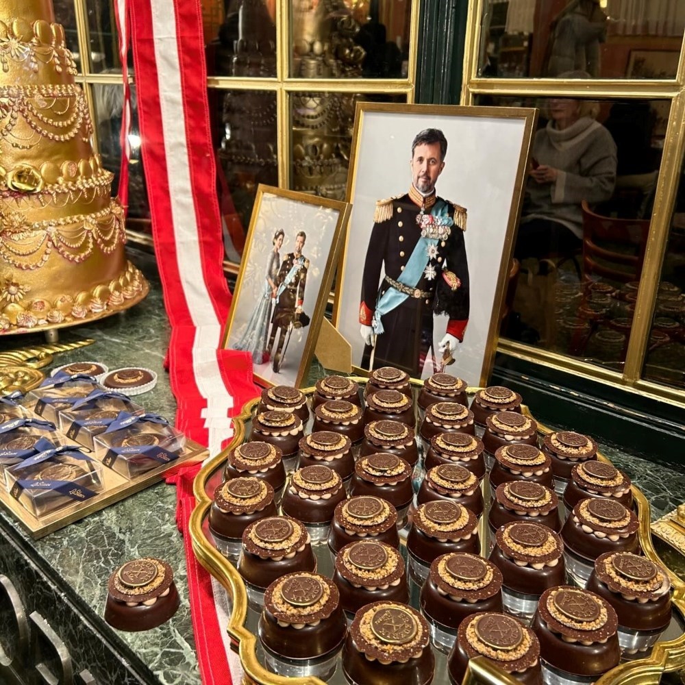 Okrunjen je novi danski kralj, a njemu u čast napravljene su ove torte posute zlatom