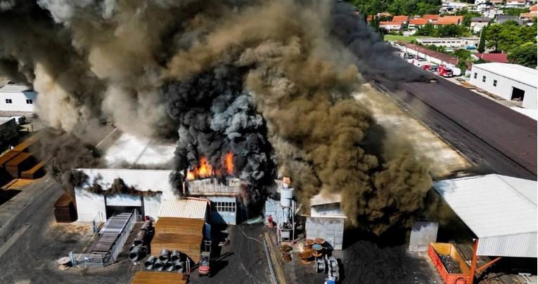 FOTO Golem požar u Mostaru, gori hala firme Ferro Keš