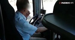 Čitateljica snimila vozača busa u Dalmaciji: "Puši dok vozi i vrijeđa ljude"