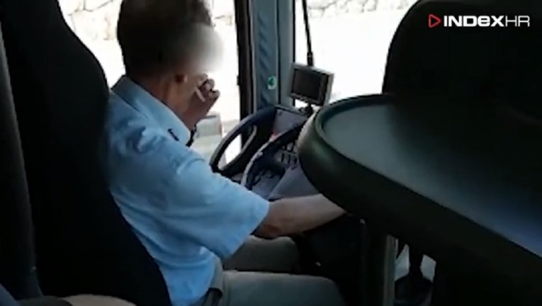 Čitateljica snimila vozača busa u Dalmaciji: "Puši dok vozi i vrijeđa ljude"
