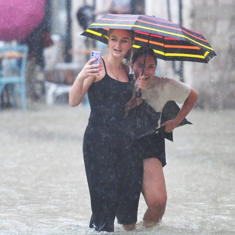 Poplave u susjedstvu: Bujice, odroni, dijete palo u šaht