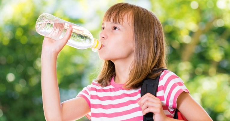 Trebaju li djeca piti gaziranu vodu?
