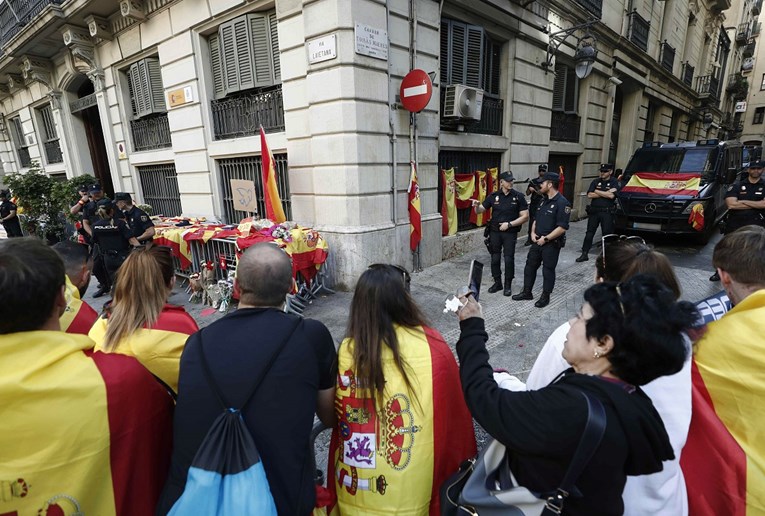U Kataloniji hrpa ljudi čeka pred sudovima, želi priznati krivnju za referendum