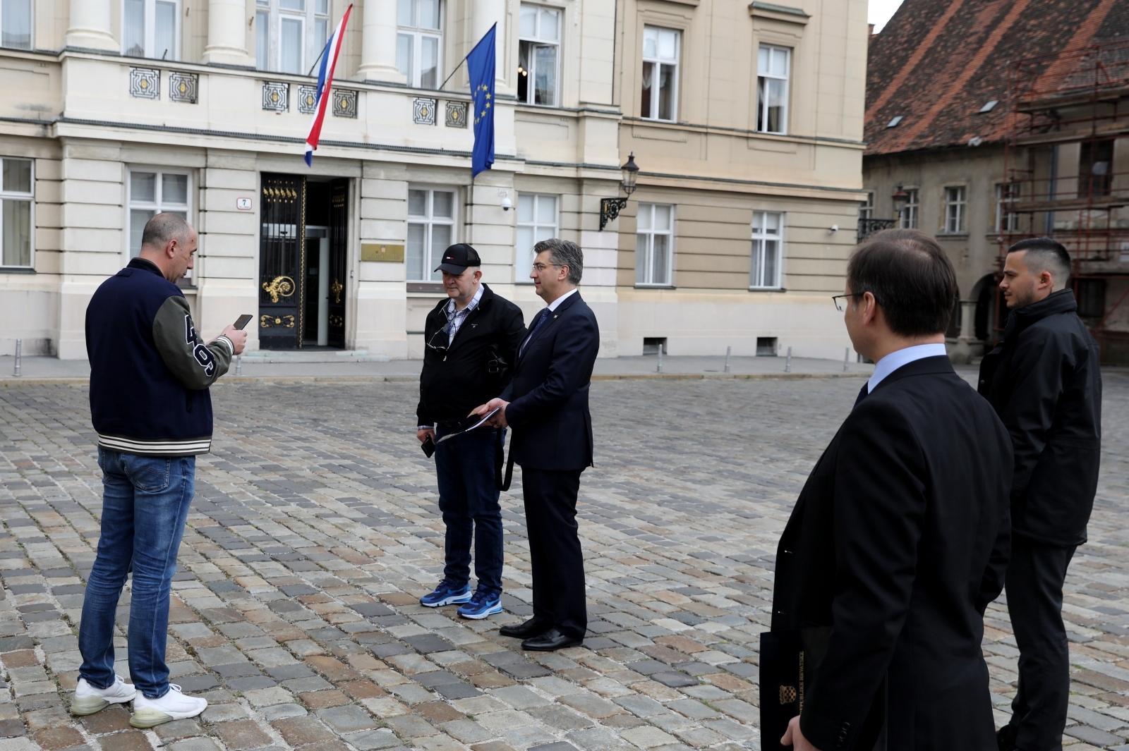 FOTO Plenković se slikao s prolaznicima na Markovom trgu