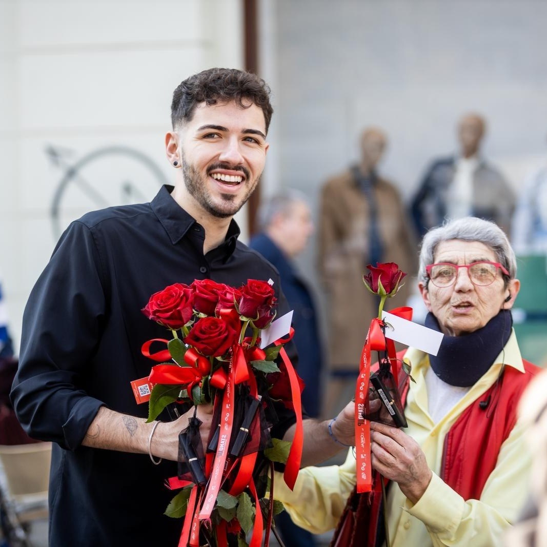 Hrvatski tiktoker za Dan žena dijelio ruže prolaznicama u Zagrebu