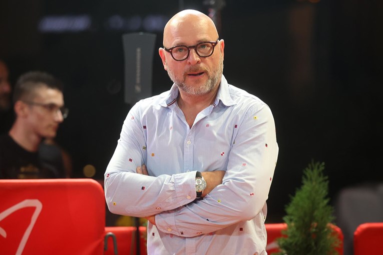 Bitorajcu ukrali romobil dok je sjedio na Cvjetnom trgu, objavio je snimku krađe